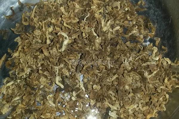 萝卜丝炒腊肉的做法图解1