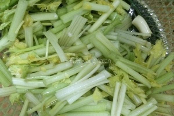 芹菜炒章鱼的做法图解1