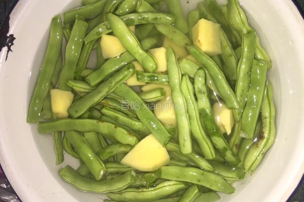 五花肉烧豆角的做法图解1
