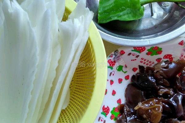 白菜炒木耳的做法图解1