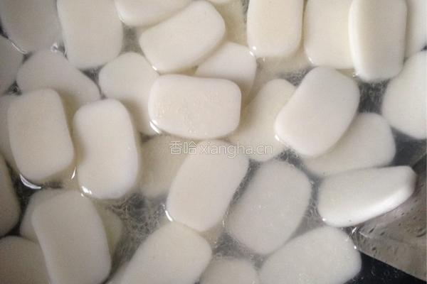 雪菜炒年糕的做法图解3