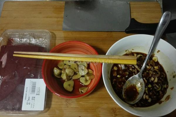 腊八蒜炒猪肝尖的做法图解1