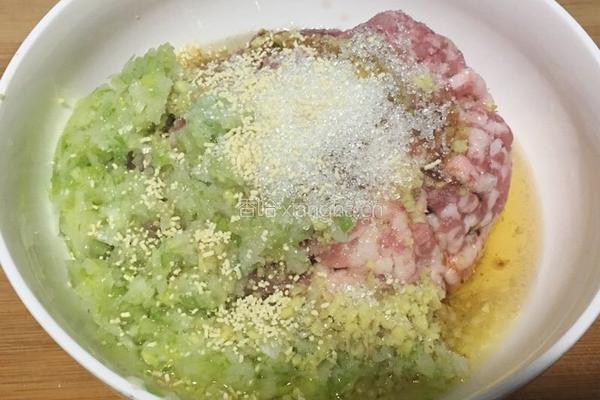 萝卜猪肉水饺的做法图解2