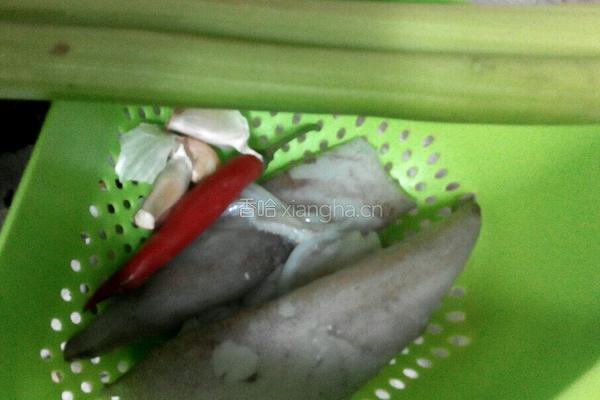 鱿鱼爆炒西芹的做法图解1