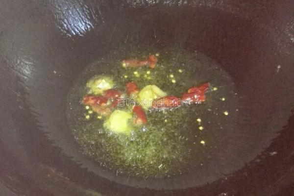 酸菜炒五花肉的做法图解2