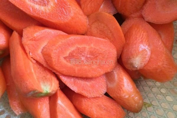 胡萝卜眉豆鸡爪汤的做法图解2