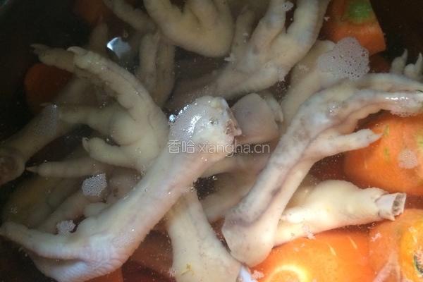 胡萝卜眉豆鸡爪汤的做法图解5