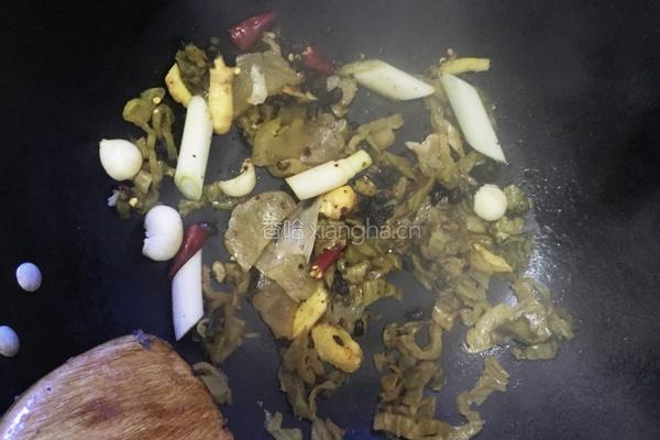 酸菜烧鲫鱼的做法图解4