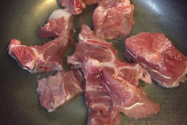 龙骨玉米红萝卜汤的做法图解1