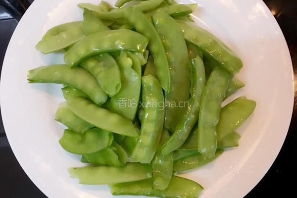 荷兰豆炒腊肉的做法图解3