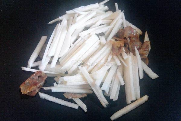 腊肠炒沙葛丝的做法图解3