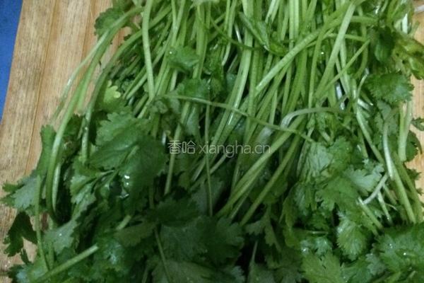 香菜炒鸡蛋的做法图解1