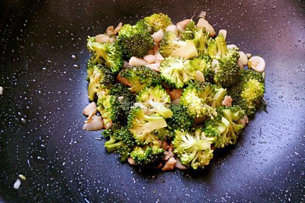 耗油肉丁西兰花的做法图解5