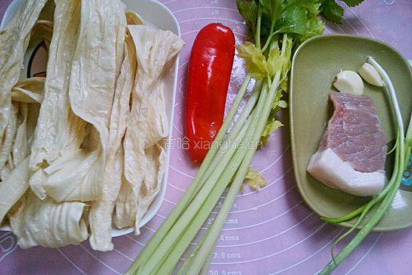 腐竹炒肉片的做法图解1