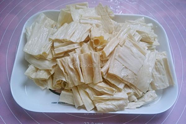 腐竹炒肉片的做法图解2