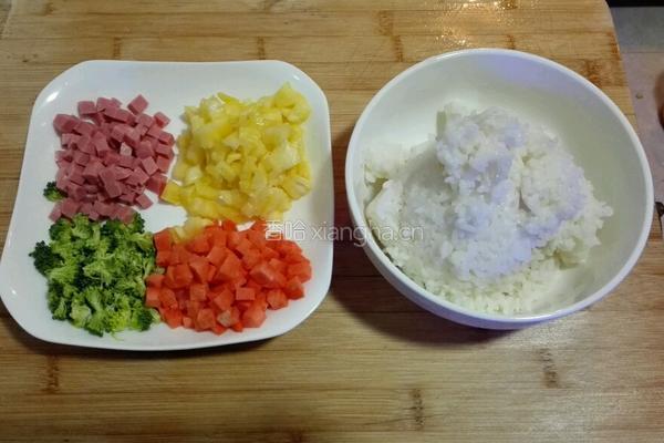 菠萝炒饭的做法图解1