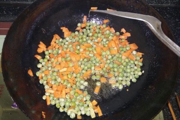 豌豆吵火腿肠的做法图解4