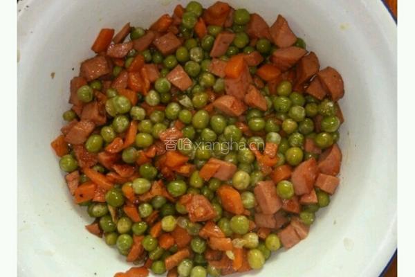 豌豆吵火腿肠的做法图解5