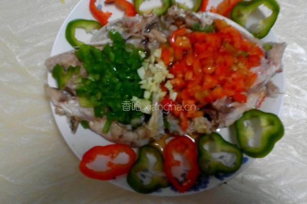青红椒蒸鱼头的做法图解5