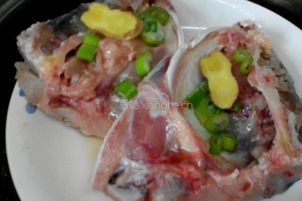 青红椒蒸鱼头的做法图解2