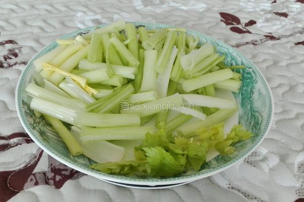百合枸杞炒西芹的做法图解3