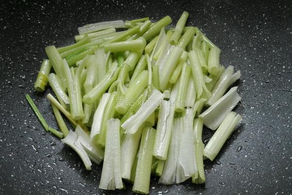 百合枸杞炒西芹的做法图解7