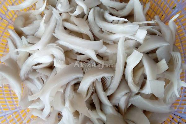 香芹辣炒手撕菇的做法图解1