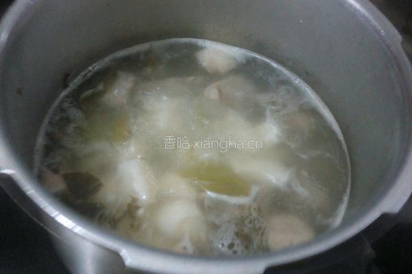 荸荠酸菜鸭肉汤的做法图解4