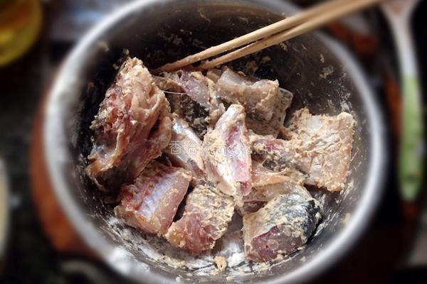 炖鱼的做法图解1