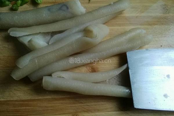 泡菜炒猪皮的做法图解1