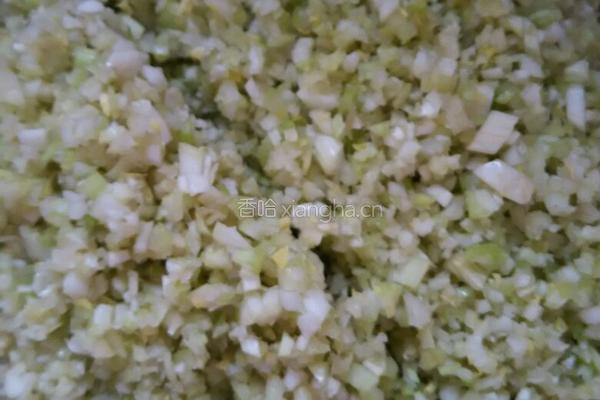 芹菜猪肉水饺的做法图解3