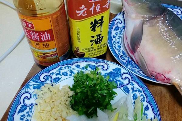 红烧鲤鱼的做法图解1