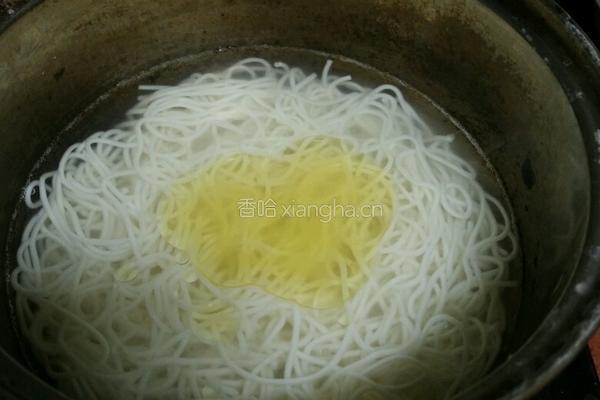 鸡汁XO酱双面条的做法图解1