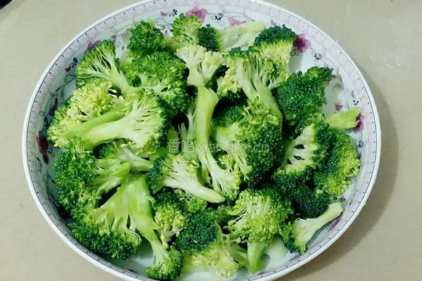 肉末淋西兰花的做法图解1
