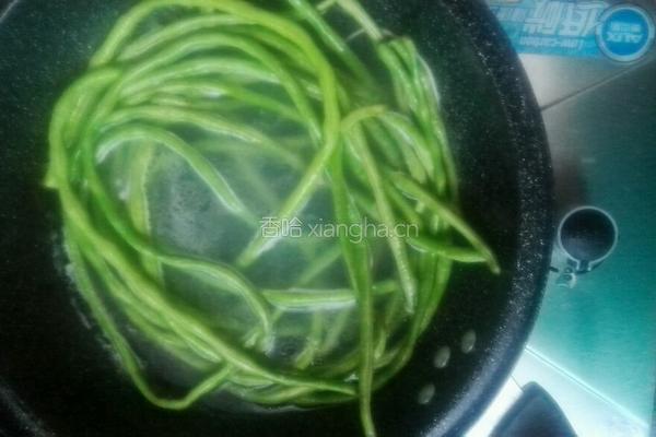 豇豆香菇蒸肉的做法图解1