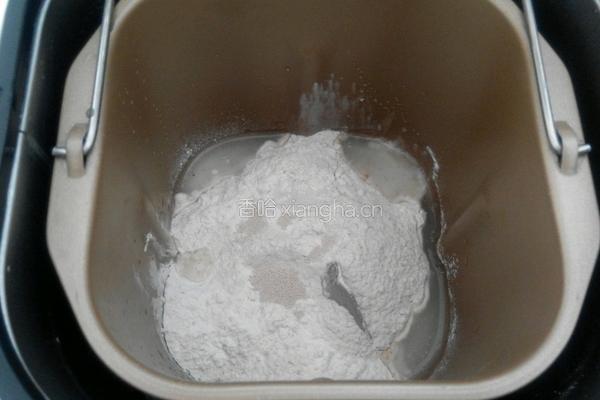 香菇红肠培根披萨（9寸）的做法图解1