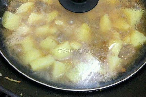 排骨焖土豆的做法图解6