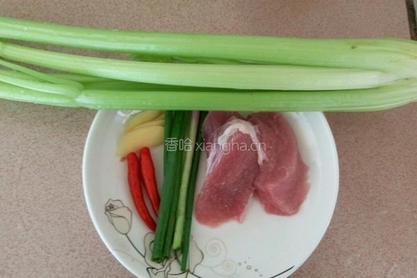 西芹炒肉的做法图解1
