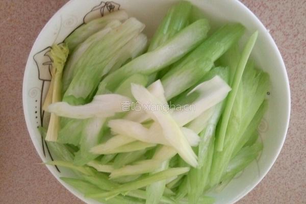 西芹炒肉的做法图解2
