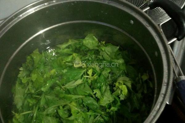 蒜泥拌芹菜叶的做法图解1