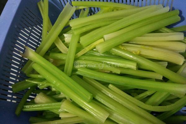 西芹花生的做法图解3