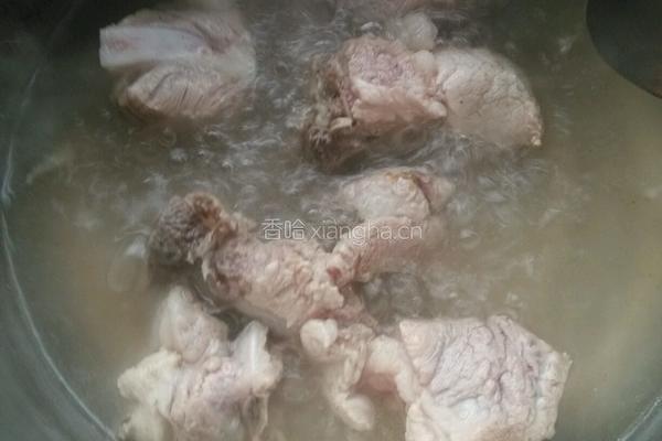 排骨萝卜汤的做法图解1