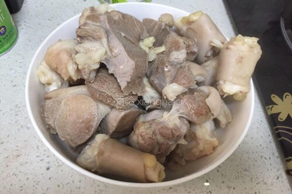 沙茶羊腿煲的做法图解2