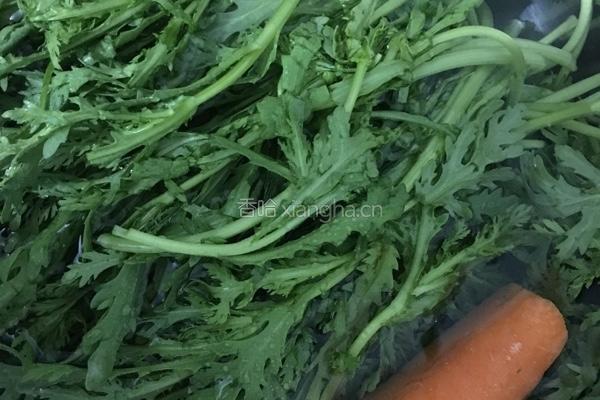 凉拌茼蒿胡萝卜的做法图解1