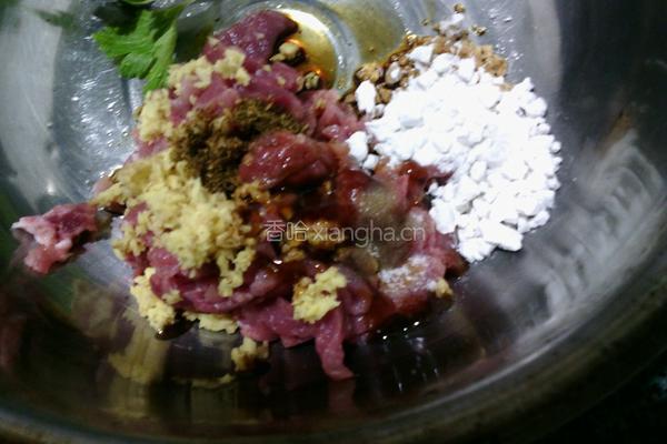 芹菜小炒肉的做法图解2