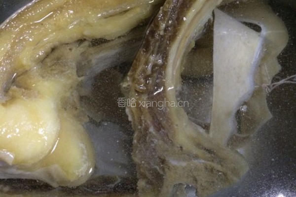 大蒜炒腊肉的做法图解1