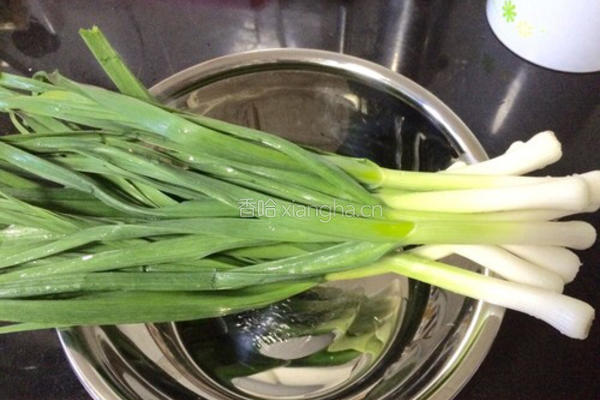 大蒜炒腊肉的做法图解3