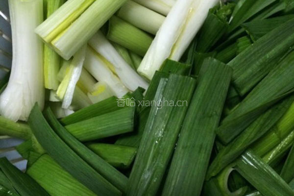 大蒜炒腊肉的做法图解5