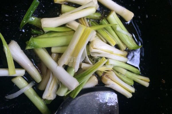 大蒜炒腊肉的做法图解8