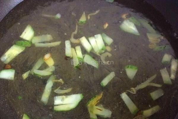 鸡蛋黄瓜汤的做法图解3